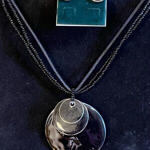 Black triple circle pendant on 2 strands of black seed bead w/horse earrings 14”